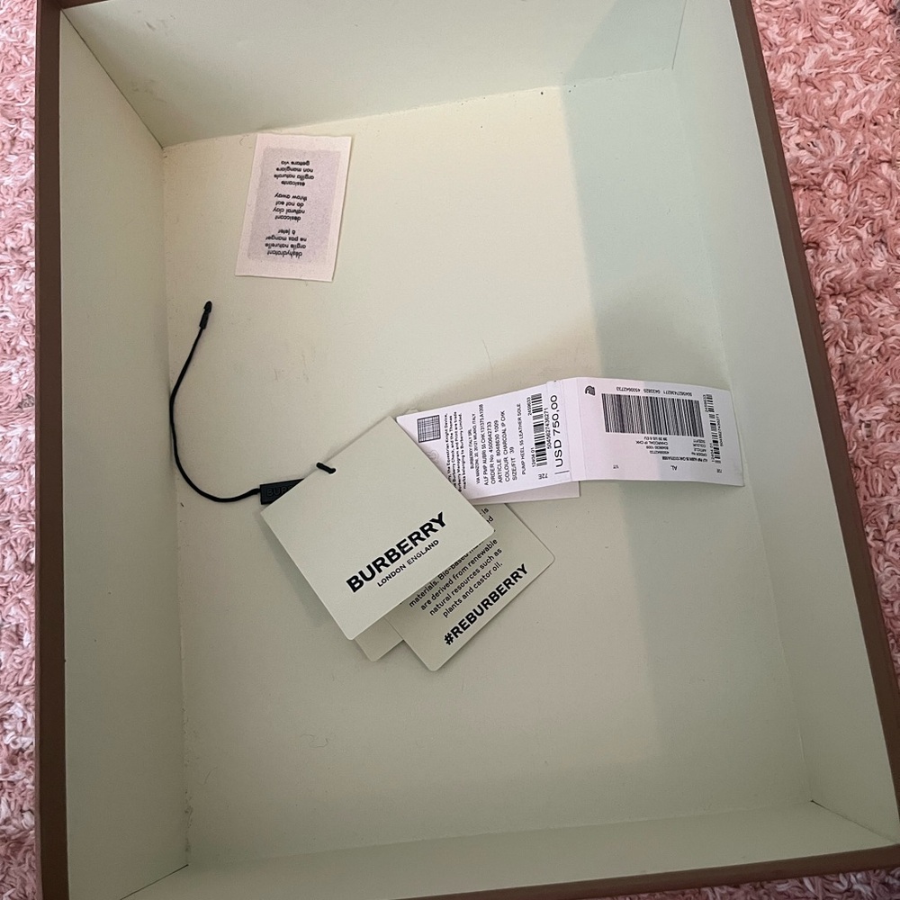 Burberry Cream and Brown Box with Tags - Picture 3 of 4